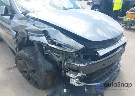 2025 Tesla Model Y Long Range Dual Motor All-Wheel Drive z USA, uszkodzony, nr VIN 7SAYGDED7SA357679